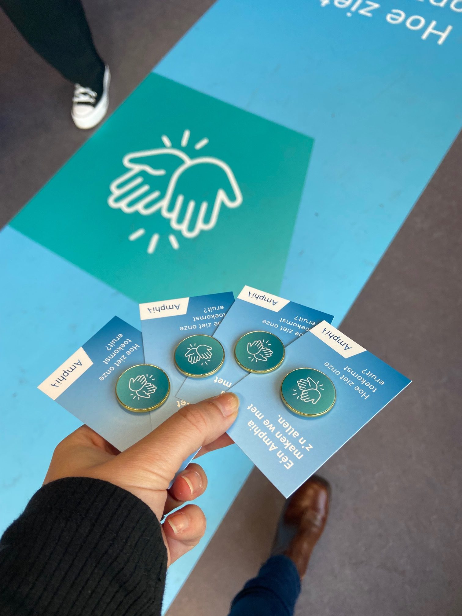 Ontvangst van alle Amphianen op een blauwe loper tijdens de aftrap van de strategieperiode. We deelden kaartjes met pins uit voor op hun keycord.