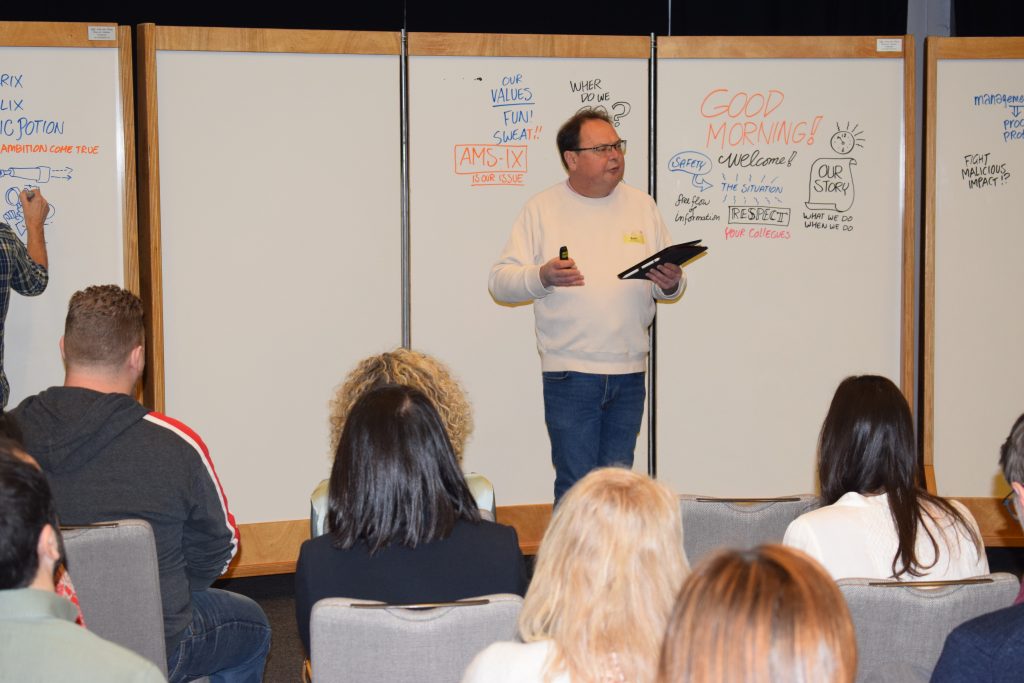 Bart Roestenberg spreekt voor een groep