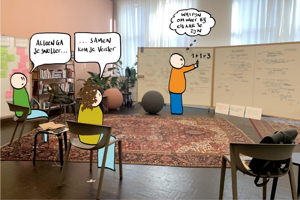 Workshop setting with whiteboards in a bright room, in which drawn characters work together on the theme “alone you go faster, together you go further”.
